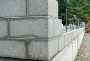 Pașii de construcție a unei case realizate din instrucțiuni pas cu pas a betonului