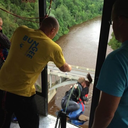 Fotoreportând un salt în gol