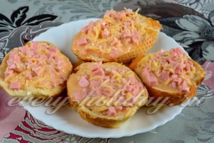 Hot sandwich-uri într-o tigaie cu cârnați și brânză și ou