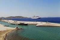 Insula grecească din Mykonos și pelicanul evaziv roz