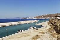 Insula grecească din Mykonos și pelicanul evaziv roz