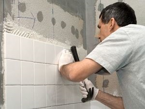 Hogyan és hogyan kell szintetizálni a falakat a fürdőszobában a csempe anyagok és azok tulajdonságai, a kiegyenlítési módok között
