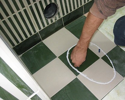 Cum se instalează un vas de toaletă pe o țiglă cu mâinile tale, cu o lecție video