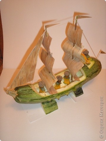 O navă de dovlecei cu o fotografie de mâini