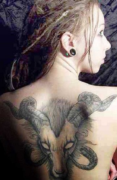Gyönyörű tetoválás az állatöv jel Bak