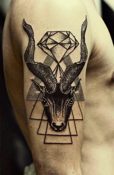 Tatuaj frumos al zodiacului Capricorn