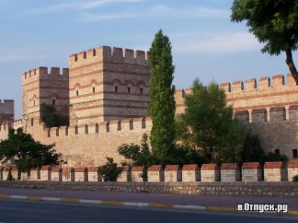 Cetatea si zidul orasului (castelul yedikule si zidurile orasului) descriere si fotografii