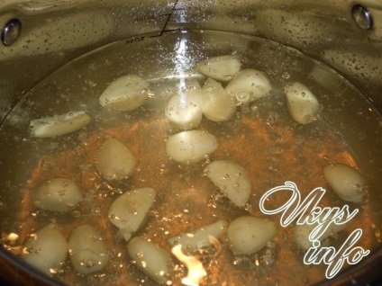 Marinat piper cu usturoi pentru rețeta de iarnă cu o fotografie