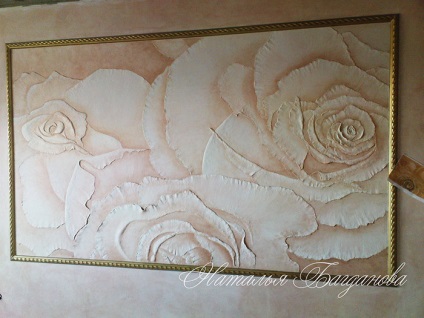 Clasa principală sculptând pe perete un panou de trandafiri