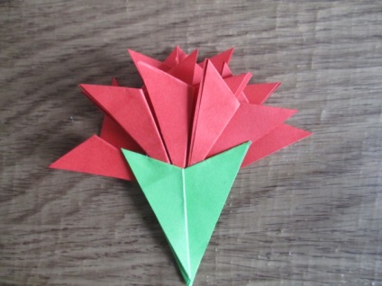 Mesterkurzus a szegfű előállításához Origami módszerrel