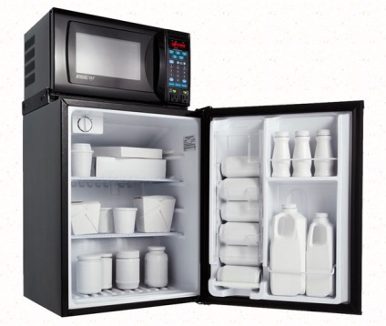 Pot să pun un cuptor cu microunde pe frigider pentru a economisi spațiu