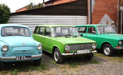 Muzeul mașinilor retro în apropierea inelului - un muzeu liber de sovietici și americani clasici