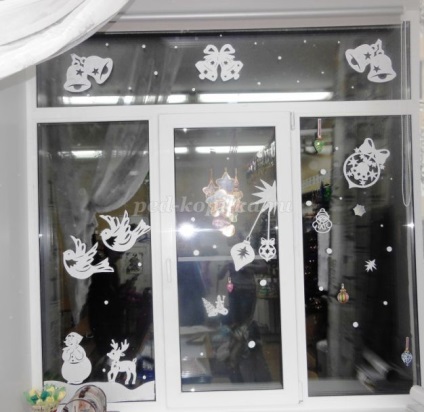 Újévi díszítése ablakok az osztályteremben a saját kezüket
