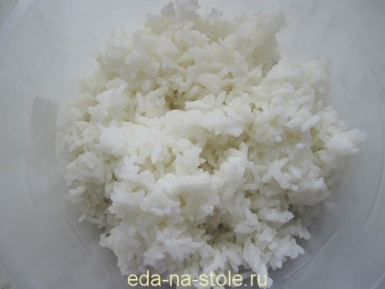 Clatite din orez, mancare pe masa