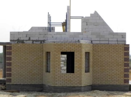 Decorarea casei cu blocuri de spumă sau beton aerant în interior și în exterior este o sarcină ușoară