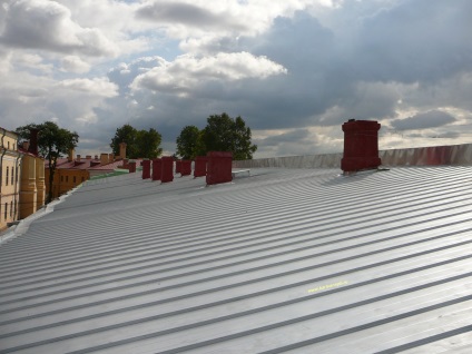 Horganyzott tető önmetsző csavarok acéllemezhez, leeresztett tető, festék