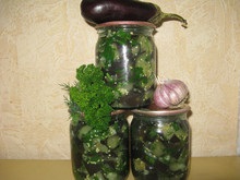 Salată de legume generală din roșii, castraveți și piper pentru iarnă