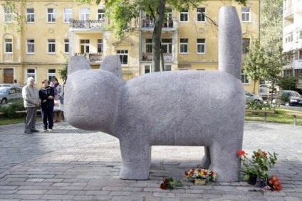 Monumentul unei pisici numit zbura