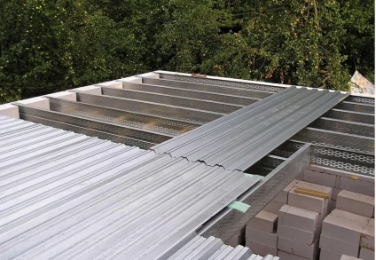 Acoperiș acoperiș al construcției de acoperișuri profilate, plusuri și minusuri