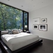 Culoarea pardoselii wenge are un design frumos de podea în apartamentul de pe fotografie