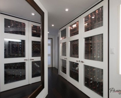 Culoarea pardoselii wenge are un design frumos de podea în apartamentul de pe fotografie