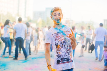 Nyaralás holi colorfest a mozikban