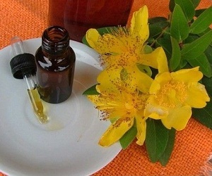 Utilizarea uleiului de sunătoare pentru păr și proprietățile benefice ale elixirului vindecător