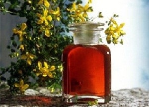Utilizarea uleiului de sunătoare pentru păr și proprietățile benefice ale elixirului vindecător