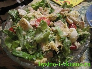 Rețetă salată de Caesar cu pui, rapidă și gustoasă