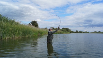 Pescuit în aprilie pe Akhtuba în zona centrală de pescuit Akhtuba din regiunea Volgograd