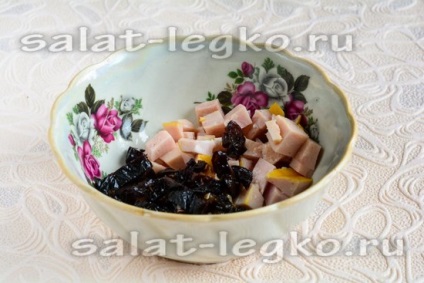 Salata - uimitoare - cu prune, nuci și șuncă