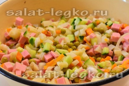 Saláta burgonyával, kolbásszal és uborka recepttel egy fotóval
