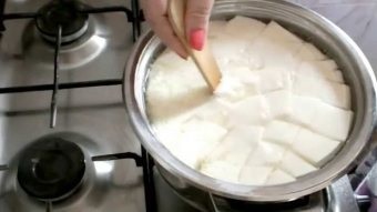 Brânză din kefir acasă - o rețetă în multivark și fără ea
