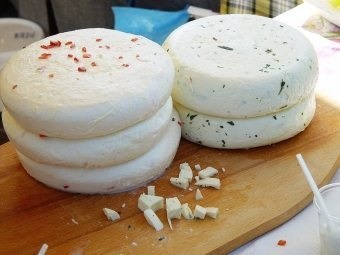 Brânză din kefir acasă - o rețetă în multivark și fără ea
