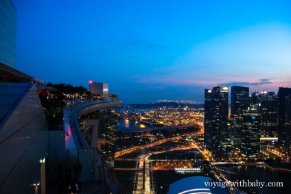 A kilátás a szálloda marina bay sands - skypark Szingapúrban a naplementében - voyagewithbaby -