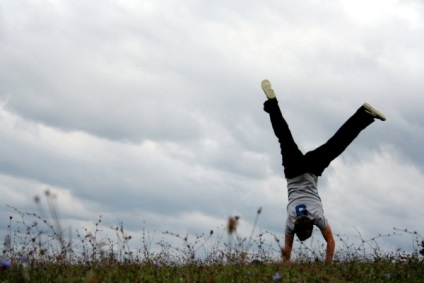 Rack pe mâini, ca bază pentru majoritatea mișcărilor de breakdance