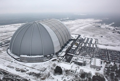 Înfățișarea este un hangar obișnuit, dar dacă intri înăuntru, te poți găsi în tropicele reale - pe Internet