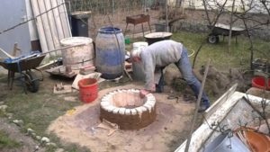 Tandoor realizat din cărămizi cu desene de mâini proprii și cu instrucțiuni de fotografie