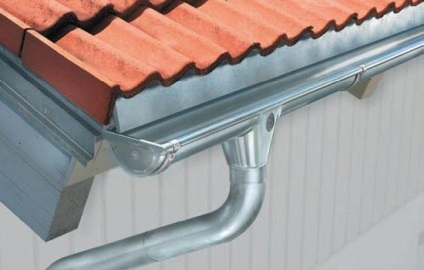 Instalați o scurgere pe acoperișul plăcii ondulate - sfaturi utile