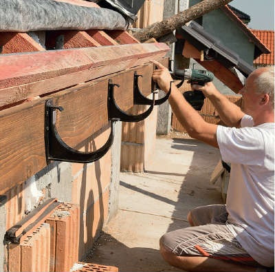 Szereljen fel egy lefolyót a hullámlemez tetőjére - hasznos tippek