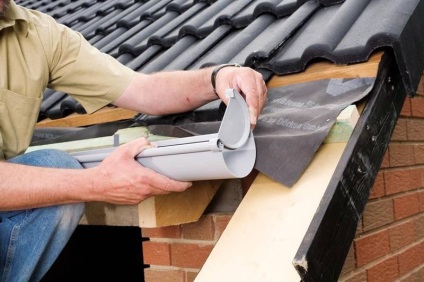 Instalați o scurgere pe acoperișul plăcii ondulate - sfaturi utile