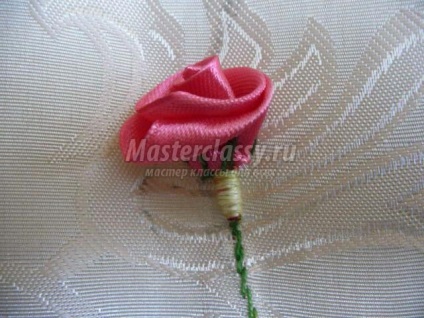 Broderie cu panglici decorative din satin panglici