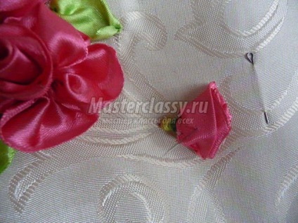 Broderie cu panglici decorative din satin panglici