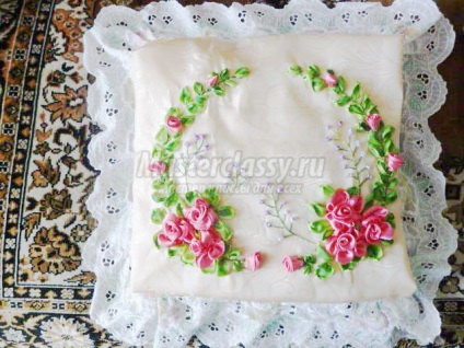 Broderie cu panglici decorative din satin panglici