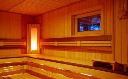 Furnizarea internă a unui aranjament de baie dintr-o cameră de aburi și spălarea în interiorul unei băi cu fotografie proprie