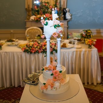 Rendezzen esküvői lila süteményeket állványon Moszkvában