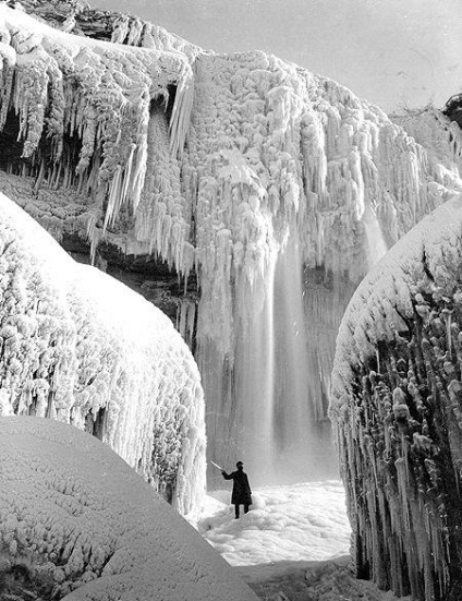 O cascadă înghețată sau o cascadă din Niagara complet înghețată