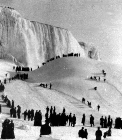 O cascadă înghețată sau o cascadă din Niagara complet înghețată