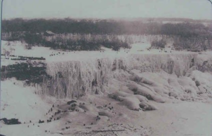 O cascadă înghețată sau o cascadă din Niagara complet înghețată