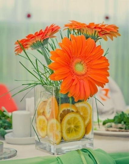 Sárga-narancssárga esküvői design választja a boldogság színét